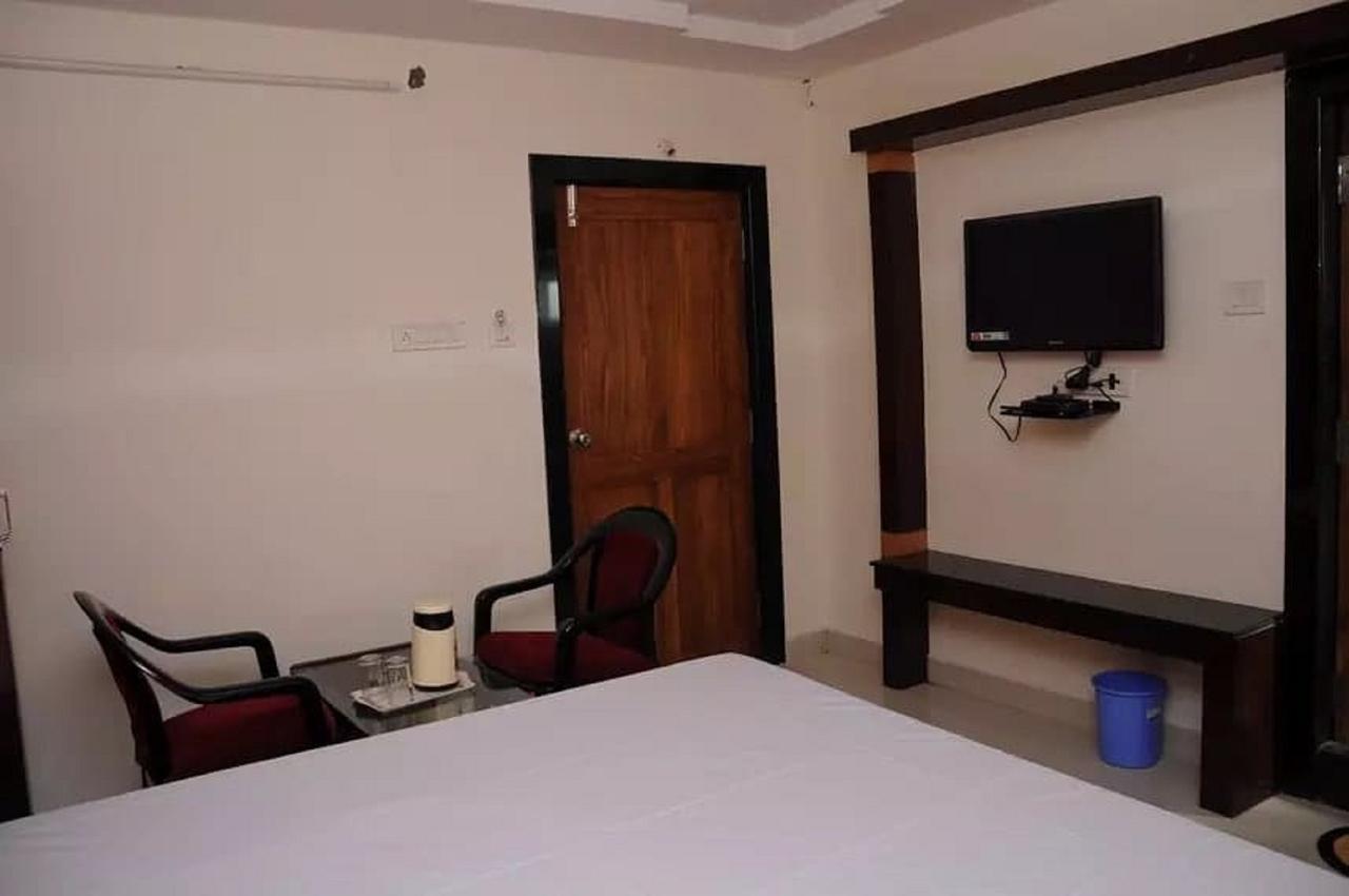 Dwaraka Residency Hotel Kakinada Exterior photo